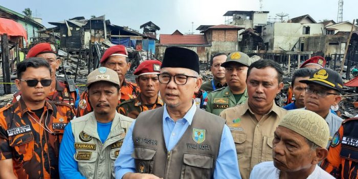 Walikota Jambi Sy Fasha Menyalurkan Bantuan Musibah Kebakaran di Kelurahan Legok