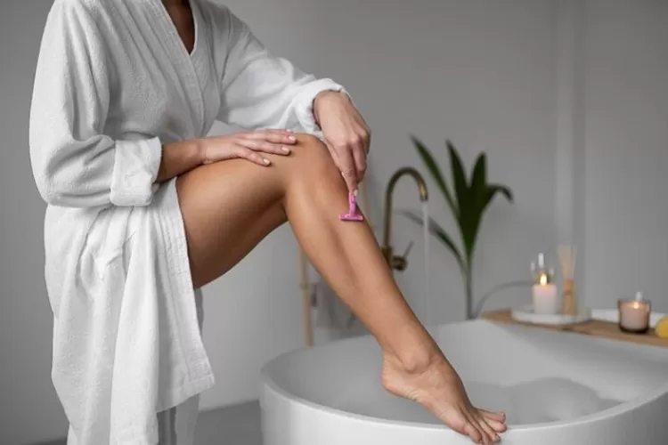 Pakar kecantikan beberkan dampak kebiasaan mencukur bulu kaki dengan pisau cukur, bisa sebabkan peradangan pada kulit